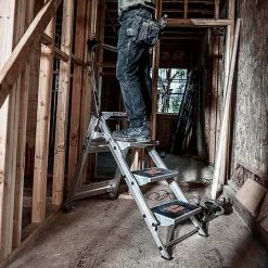 LITTLE GIANT Safety Step 4 - With Bar 10410BA440 -GORILLA SHOP unnamed file 118