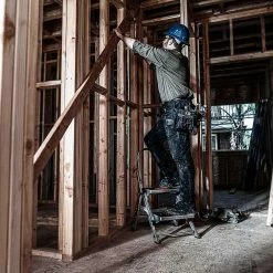 LITTLE GIANT Safety Step 2 - With Bar 10210BA440 -GORILLA SHOP unnamed file 159